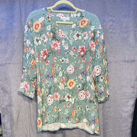 NorthStyle Floral Green Top - Picture 2 of 2